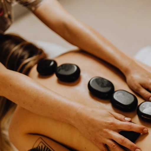 Masaż gorącymi kamieniami